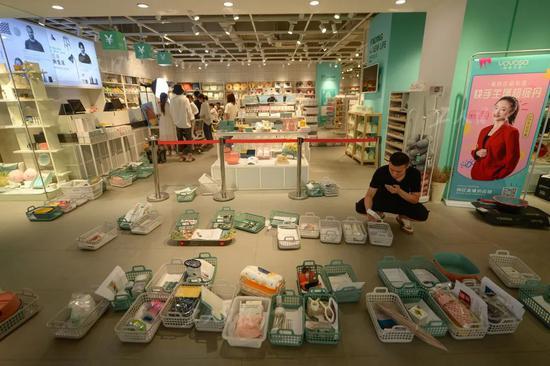 ▲6月8日,在韩尚优品的直播间外,等待直播的单品摆满地面。