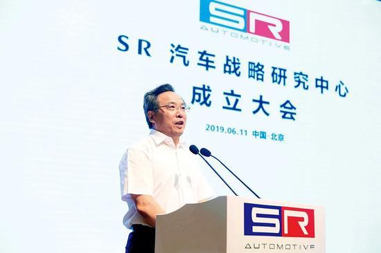 2019年6月11日,赛麟汽车与江苏省如皋市联合发起的SR汽车战略研究中心在北京正式成立。中共如皋市委常委、如皋经济技术开发区党工委副书记马金华在成立仪式上发言。图/天天汽车