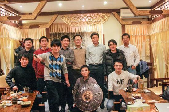 2010年1月14日,北京学院路上的逐鹿茶馆,小米创业筹备的第一次会议,公司名最后定名为“小米”。