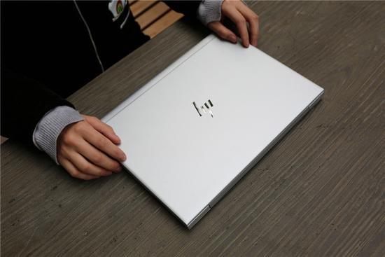 ↑↑↑笔记本的A面,高端笔记本专享的惠普新Logo闪闪发光
