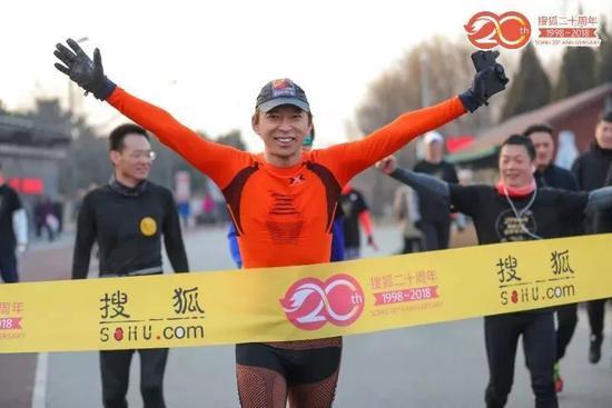 图:搜狐20周年张朝阳带领员工在奥森长跑