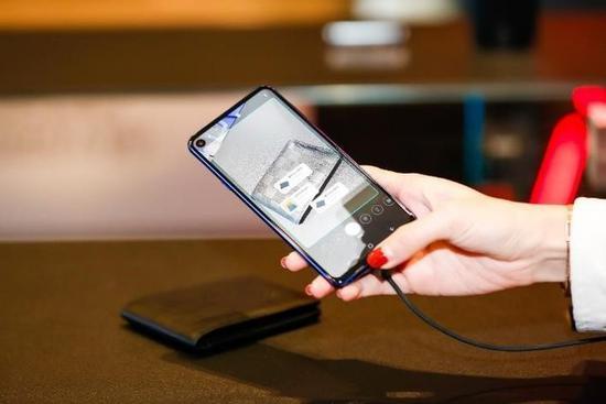 Galaxy A8s搭载的the new Bixby视觉功能