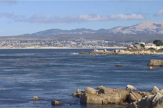 美丽的蒙特利湾(Monterey Bay)CC BY-SA 3.0, https://commons.wikimedia.org/w/index.php?curid=971186
