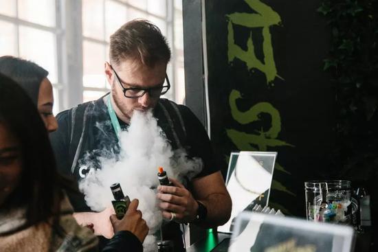 第三届Vape国际贸易展在纽约举行。在不少年轻人看来,吸电子烟已经成为潮流文化的一部分。/图虫创意