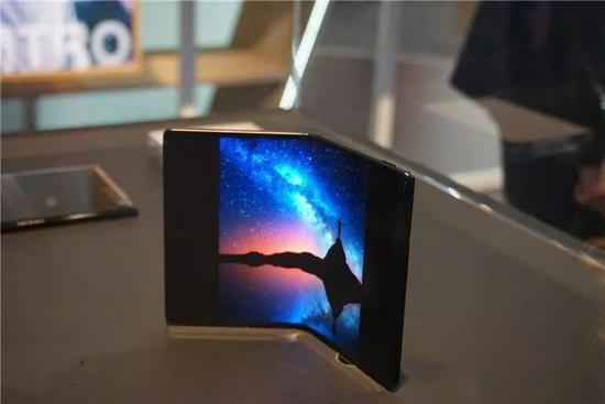 MWC 2019期间,TCL展示旗下折叠屏手机,图/网络