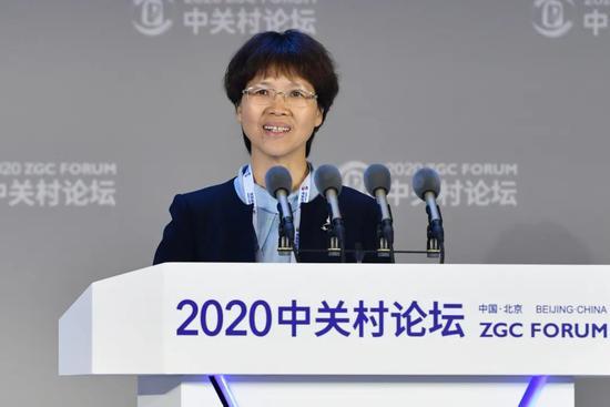 ▲中科院武汉病毒研究所研究员石正丽发表主旨演讲。摄影/新京报记者 吴江