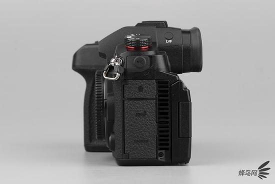 松下LUMIX GH6机身侧面
