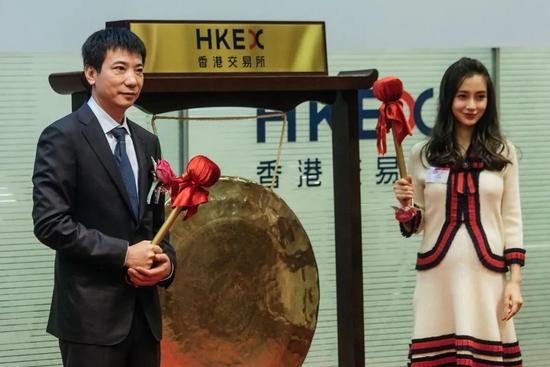 (香港证券交所,美图董事长蔡文胜敲锣,演员Angelababy站台)