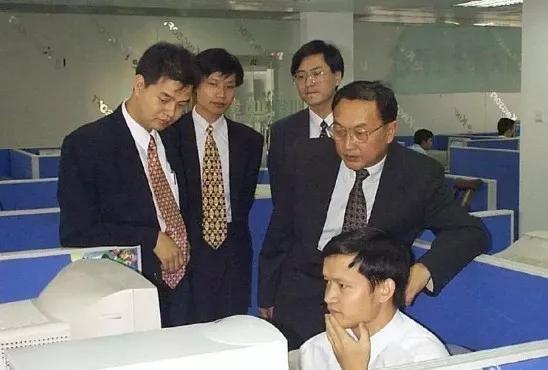 ▲左起:求伯君、雷军、杨元庆、柳传志、沈家正 图片来源:网络
