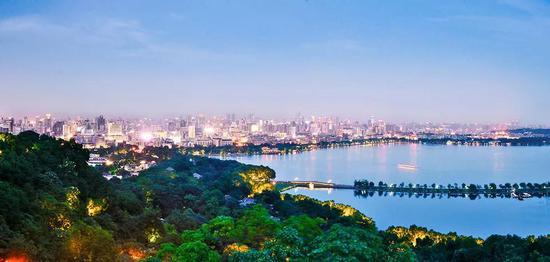 宁静的西湖与现代的都市