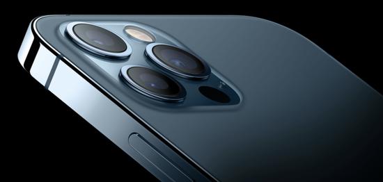 ▲ iPhone 12 Pro 系列手机摄像头模组右下方圆形黑色区域即为 LiDAR