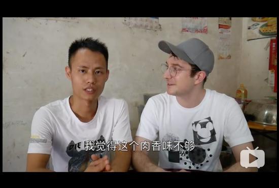 川菜厨师播客”美食作家王刚“在尝试烹制Beyond Meat的产品后说,它的”肉“的香味和口感和真肉不同,如果要做成好吃的中餐,需要在技术上做些弥补。|视频截图来源:B站Up主”我是郭杰瑞"