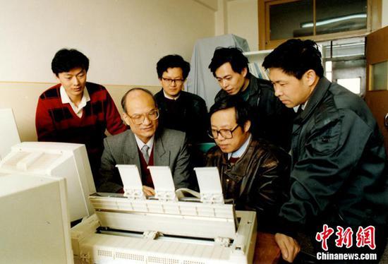 刘永坦院士与他的团队;哈工大供图