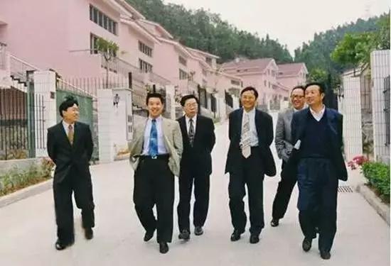 图:任正非带领人大教授参观华为