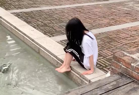 张若兰在水池边上洗脚