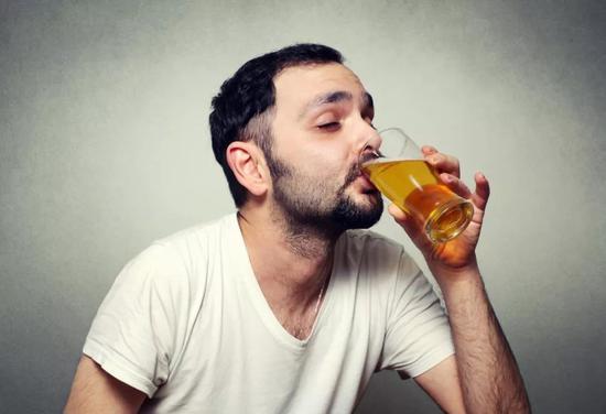 喝口啤酒压压惊。图片来源:图虫创意