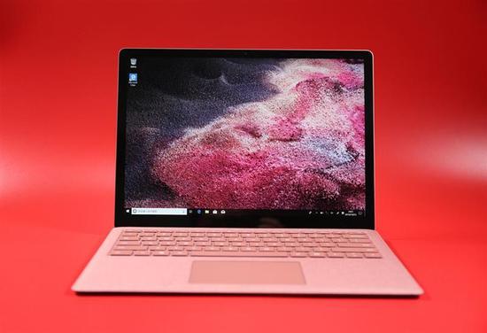 打开屏幕,Surface Laptop 2的屏幕就出现在我们眼前。