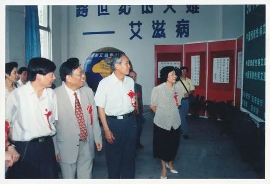 曾毅(左二)