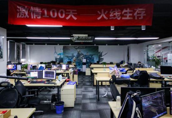 风际游戏的旧办公室也在软件园,屋中挂着“激情100天,火线生存”的标语。摄影:润程