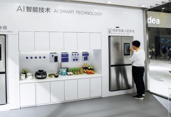 家电消费电子展上的美的AI智慧家居交互体验区。图/视觉中国