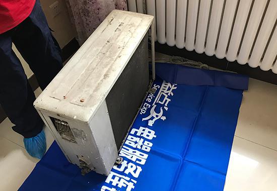 拆卸下来的老旧室外机