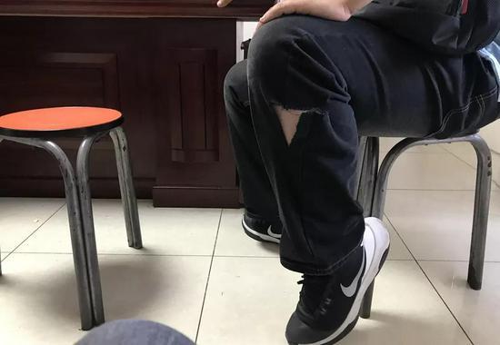张博裤子上破了个洞,连日奔波也顾不上