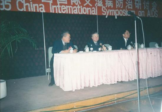 艾滋病病毒发现者之一蒙塔尼(左二)、曾毅(右一)