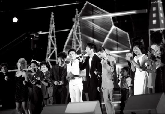 1997年,演出中的香港演艺界明星。右一至右六为陈慧娴、张学友、黎明、刘德华、周华健、薛家燕。图/石宝琇FOTOE