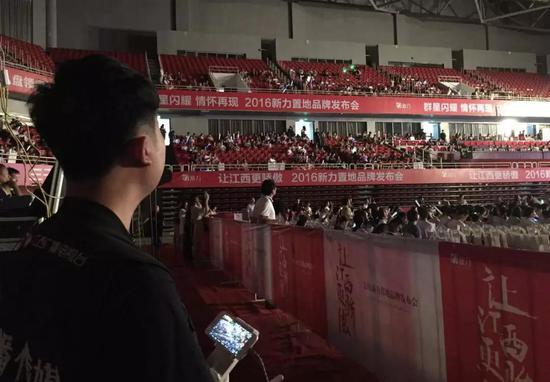 无人机拍摄师工作场景