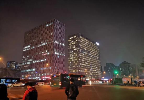 晚上灯火通明的支付宝大楼,图片来源于网络