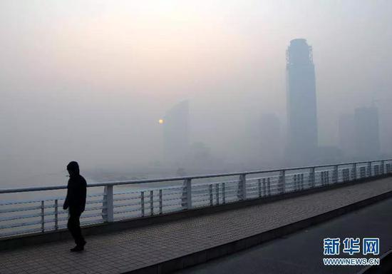 雾霾笼罩兰州(图片来源:新华网)