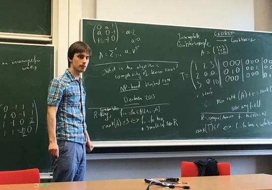 Yaroslav Shitov 找到了一个反例,推翻了 Hedetniemi 在 53 年前提出的猜想。图片来源:Özde Bayer, Max Planck Institute for Mathematics in the Sciences