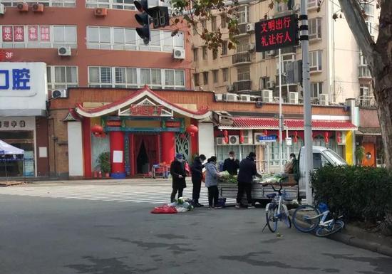 路边小摊贩。(摄于1月28日)