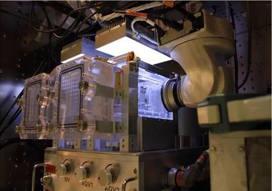 The Aquatic Habitat, or AQH, is a Japanese Space Agency, or JAXA, facility that will enable the study of fish aboard the International Space Station。 (JAXA) 日本航天局JAXA用于研究在国际空间站上研究鱼类的水生栖息地(AQH)。 (图片来源:NASA)