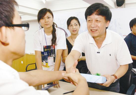 (易中天的《品三国》广受好评)