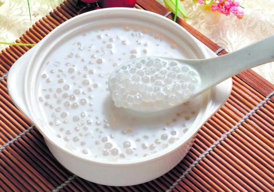 西米常和椰汁一起制成西米露