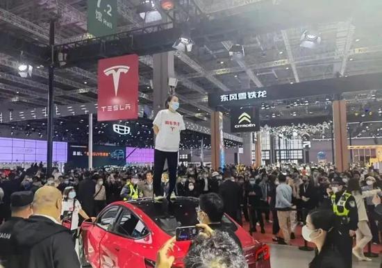 ▲ 4月19日一位身穿“刹车失灵”字样T恤的 特斯拉车主在上海车展特斯拉站台维权抗议 图片来源:网络