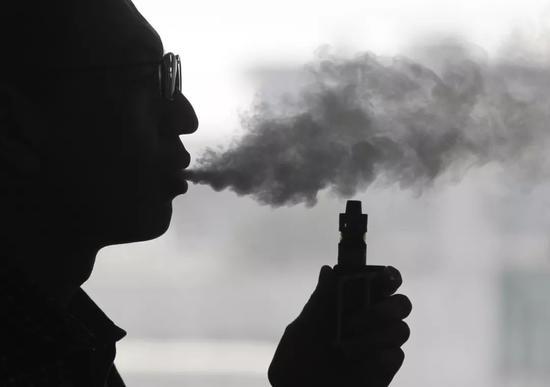 许多人并非不知道电子烟的弊端,但还是照抽不误。/图虫创意