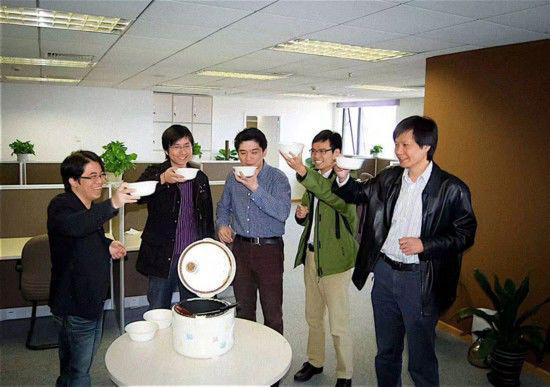 ▲2010年,雷军与创始人共喝小米粥 图片来源:网络