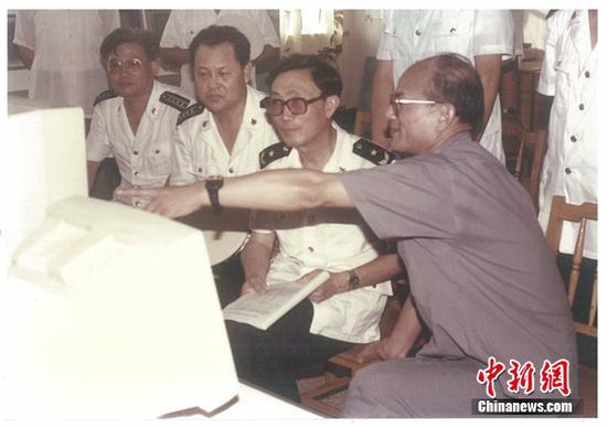 刘永坦介绍新体制雷达研制情况,哈工大供图