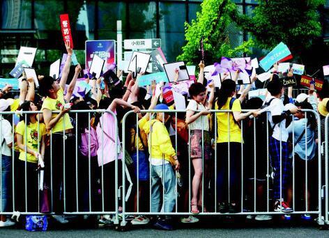 6月11日,《创造101》举行女团创始人见面会,吸引了数千名粉丝到场。