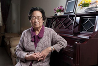 澎湃新闻：为中国科技喝彩 也请尊重屠呦呦们的低调