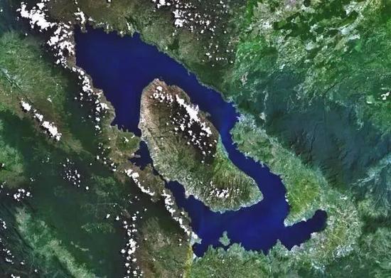 多峇湖