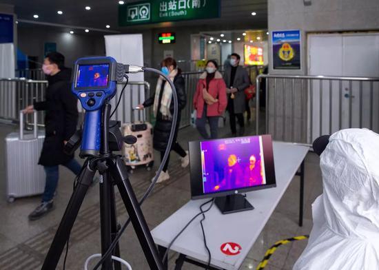 2月5日,江苏南京南车站,红外线智能体温检测系统对来往旅客进行扫描测温,图/新华报业