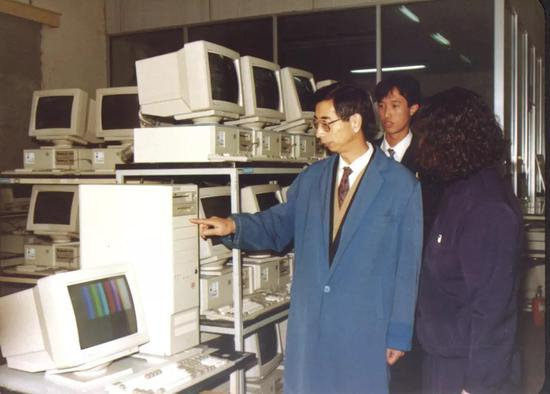 1992年,倪光南在联想微机生产基地。受访者供图