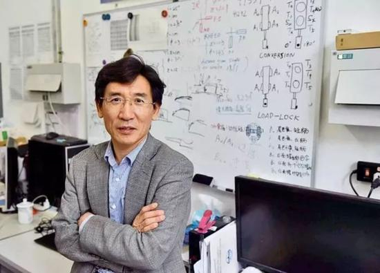 2015年5月30日,薛其坤在清华大学的实验室里 (新华社记者李文 摄)。