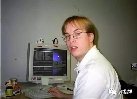 Gmail创始人保罗·布克海特在谷歌办公桌前,摄于1999年(摄影:Courtesy Paul Buchheit)