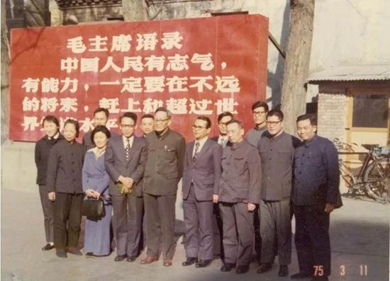 1975年王守武(中)和参观半导体所的美籍华人科学家