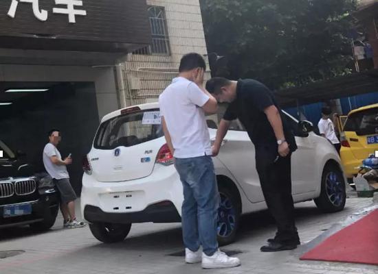 “价格倒是不贵,就怕有什么暗病,再次转手就更不值钱了。”