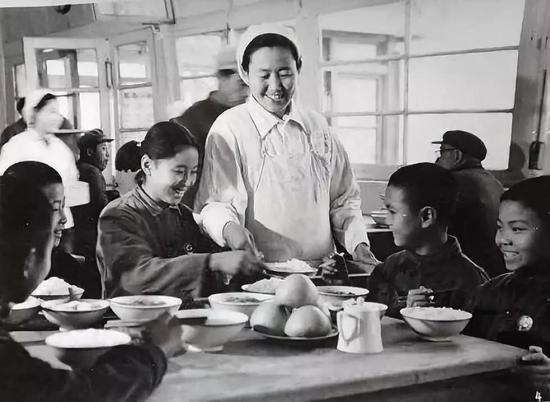 80年代国企都是以厂为家 之后20年这些人的去向却成为了一个问题